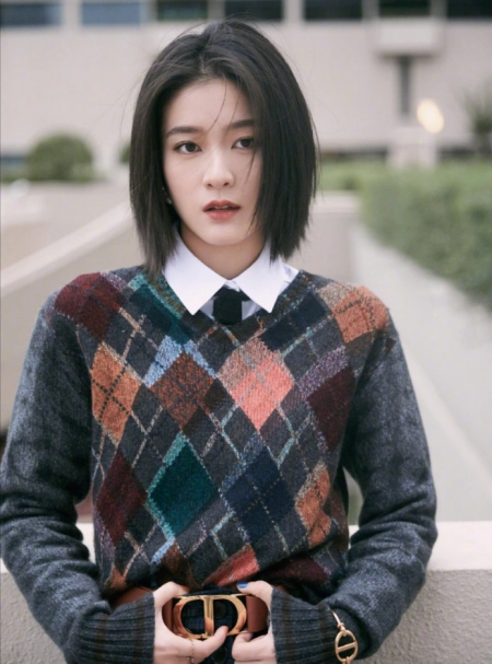 张雪迎终于不藏美腿了，轻熟风穿搭更显女人味，一双细腿又白又直(张雪迎好看)